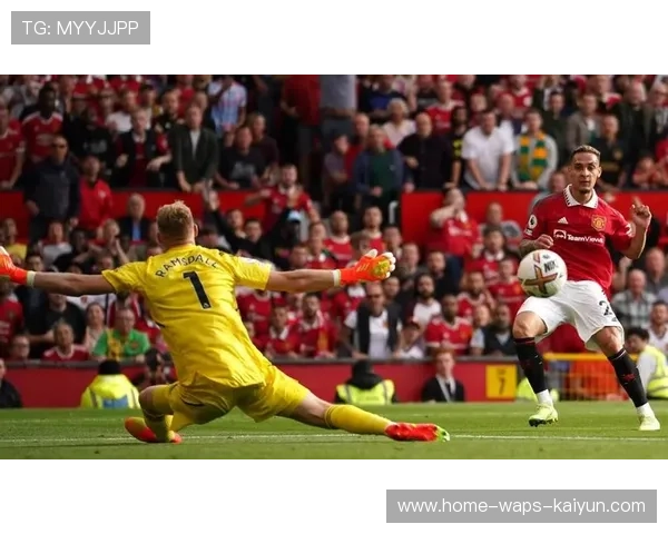 曼联中路穿透配合完成漂亮一脚打门引爆看台：绿茵场上的团队瞬间